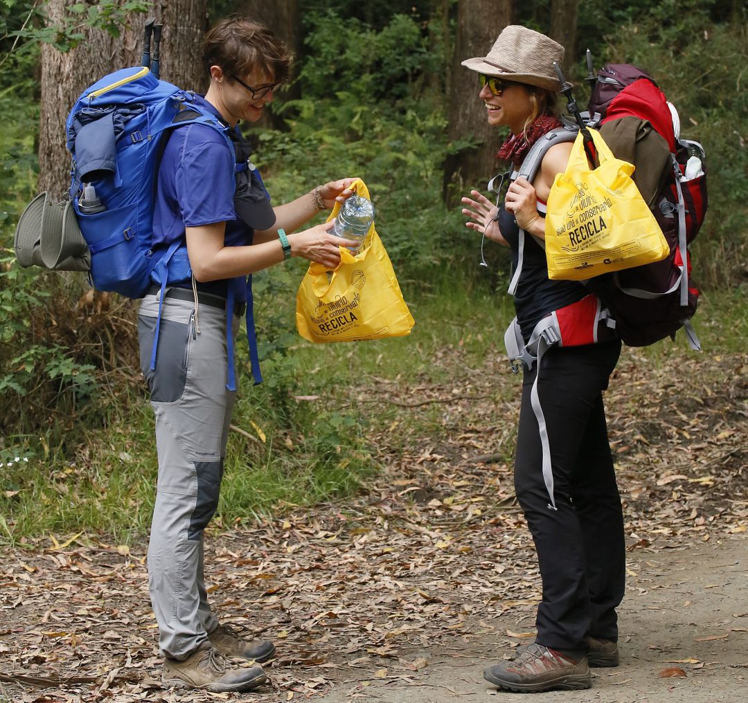 Dos peregrinas utilizan las bolsas de la campaña "Camino del Reciclaje" a su paso por el Camino de Santiago, para reciclar los residuos (envases y papel-cartón) que generan en cada etapa. Dos peregrinas utilizan las bolsas de la campaña "Camino del Reciclaje" a su paso por el Camino de Santiago, para reciclar los residuos (envases y papel-cartón) que generan en cada etapa.