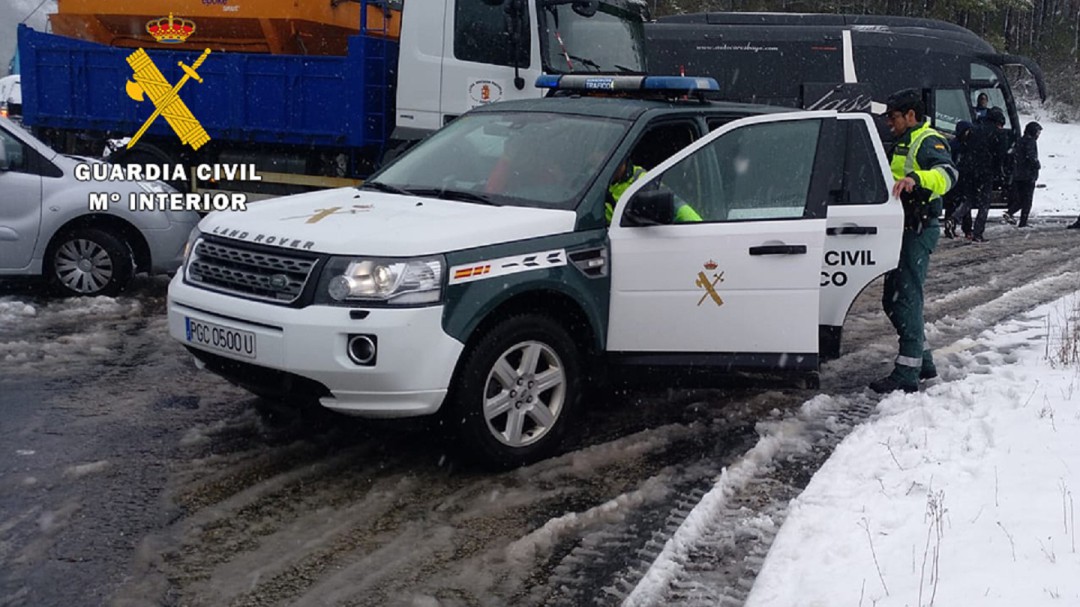 La Guardia Civil auxilia a 41 escolares atrapados por la nieve en Pineda