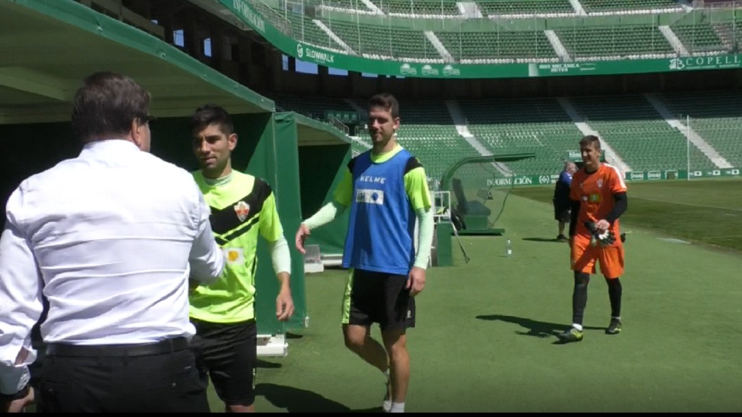 Sepulcre acude al entrenamiento del Elche y saluda a jugadores y cuerpo técnico