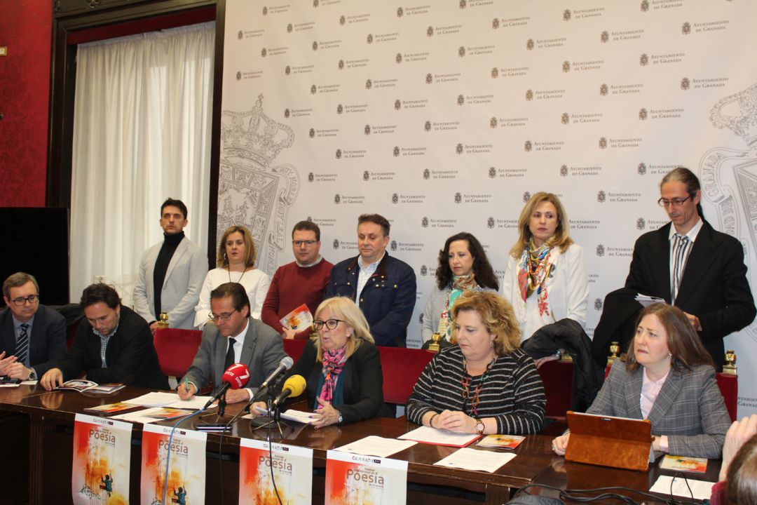 El alcalde de Pinos Puente, Enrique Medina (de pie, en el centro) asiste a la presentación del Festival Internacional de Poesía de Granada El alcalde de Pinos Puente, Enrique Medina (de pie, en el centro) asiste a la presentación del Festival Internacional de Poesía de Granada