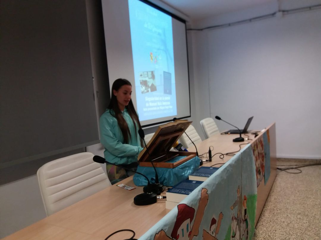 Una de las alumnas del IES Juan López Morillas en el inicio de la jornada Una de las alumnas del IES Juan López Morillas en el inicio de la jornada