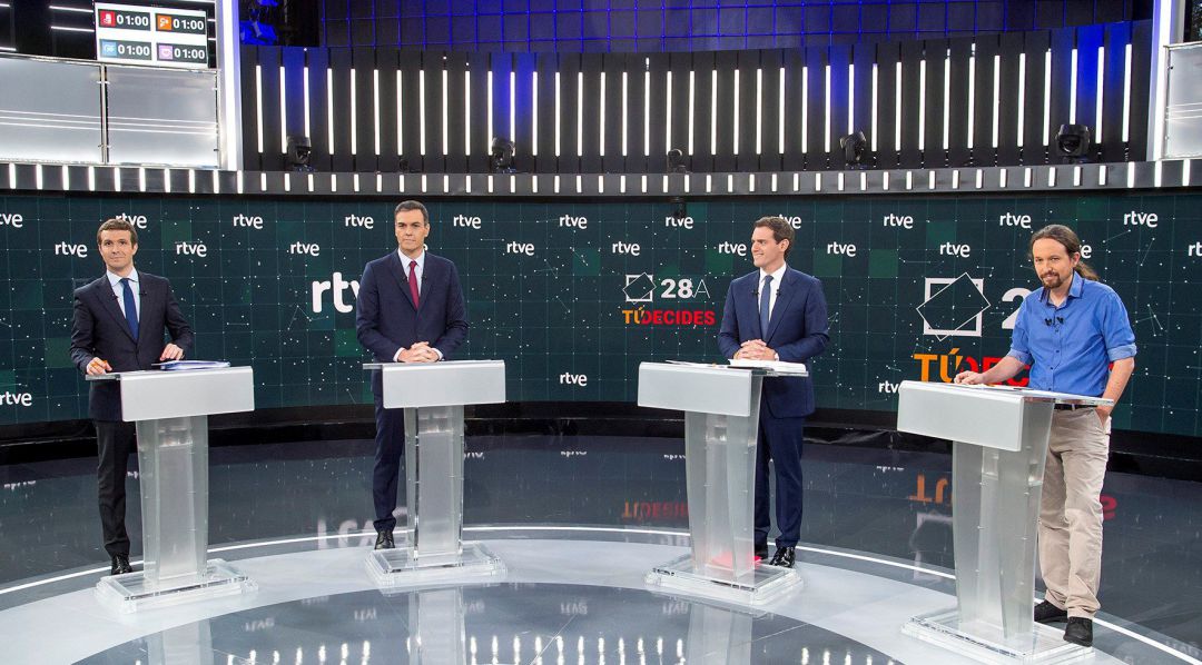 Imagen facilitada por RTVE (i-d) de los principales candidatos a la Presidencia del Gobierno en las elecciones generales, Pablo Casado (PP), Pedro Sánchez (PSOE), Albert Rivera (Cs) y Pablo Iglesias (Unidas Podemos), en el Estudio 1 en Prado del Rey, momentos antes del comienzo del primer debate a cuatro entre los principales líderes políticos que aspiran a llegar. Imagen facilitada por RTVE (i-d) de los principales candidatos a la Presidencia del Gobierno en las elecciones generales, Pablo Casado (PP), Pedro Sánchez (PSOE), Albert Rivera (Cs) y Pablo Iglesias (Unidas Podemos), en el Estudio 1 en Prado del Rey, momentos antes del comienzo del primer debate a cuatro entre los principales líderes políticos que aspiran a llegar.