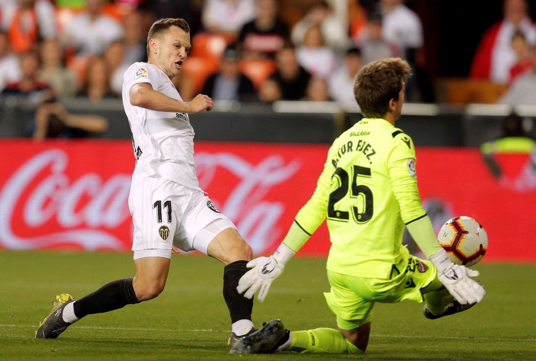 GRAF1527. VALENCIA, El jugador ruso del Valencia Denis Cheryshev (i) golpea el balón ante el guardameta del Levante Aitor Fernández (d), en el partido que disputan esta tarde correspondiente a la trigésima segunda jornada de LaLiga Santander, en el Estadio de Mestalla, en Valencia. EFE, Kai Försterling GRAF1527. VALENCIA, El jugador ruso del Valencia Denis Cheryshev (i) golpea el balón ante el guardameta del Levante Aitor Fernández (d), en el partido que disputan esta tarde correspondiente a la trigésima segunda jornada de LaLiga Santander, en el Estadio de Mestalla, en Valencia. EFE, Kai Försterling