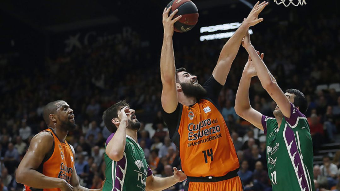 Dubljevic anota en el Valencia Basket-Unicaja. Dubljevic anota en el Valencia Basket-Unicaja.