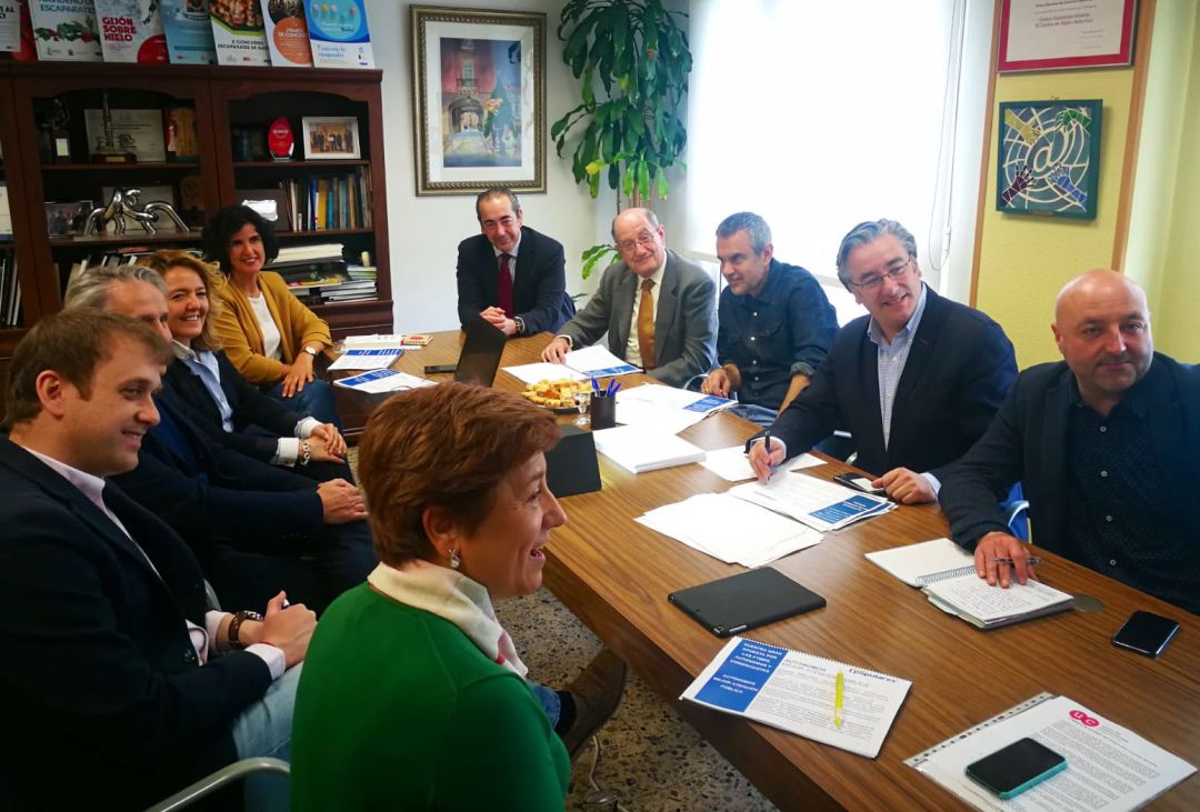 Reunión de la candidata, Teresa Mallada, con la Unión de Comerciantes Reunión de la candidata, Teresa Mallada, con la Unión de Comerciantes