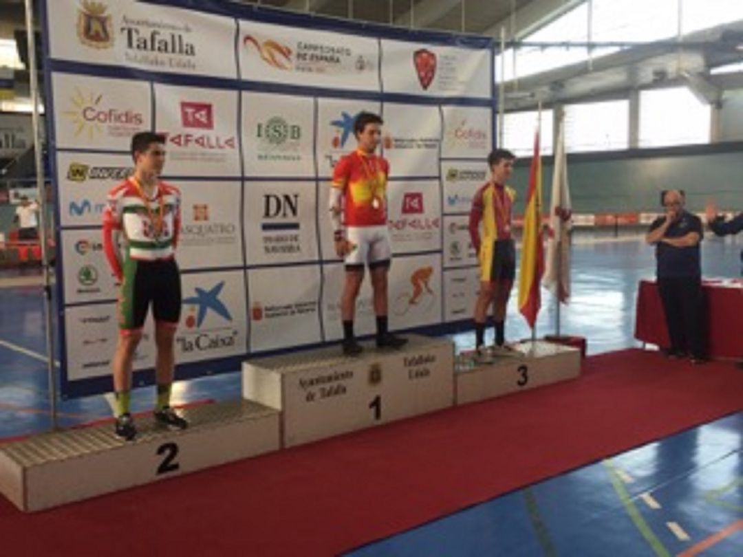 Antonio González, en el tercer cajón del podio del Nacional de Ciclismo en Pista en Tafalla. Antonio González, en el tercer cajón del podio del Nacional de Ciclismo en Pista en Tafalla.