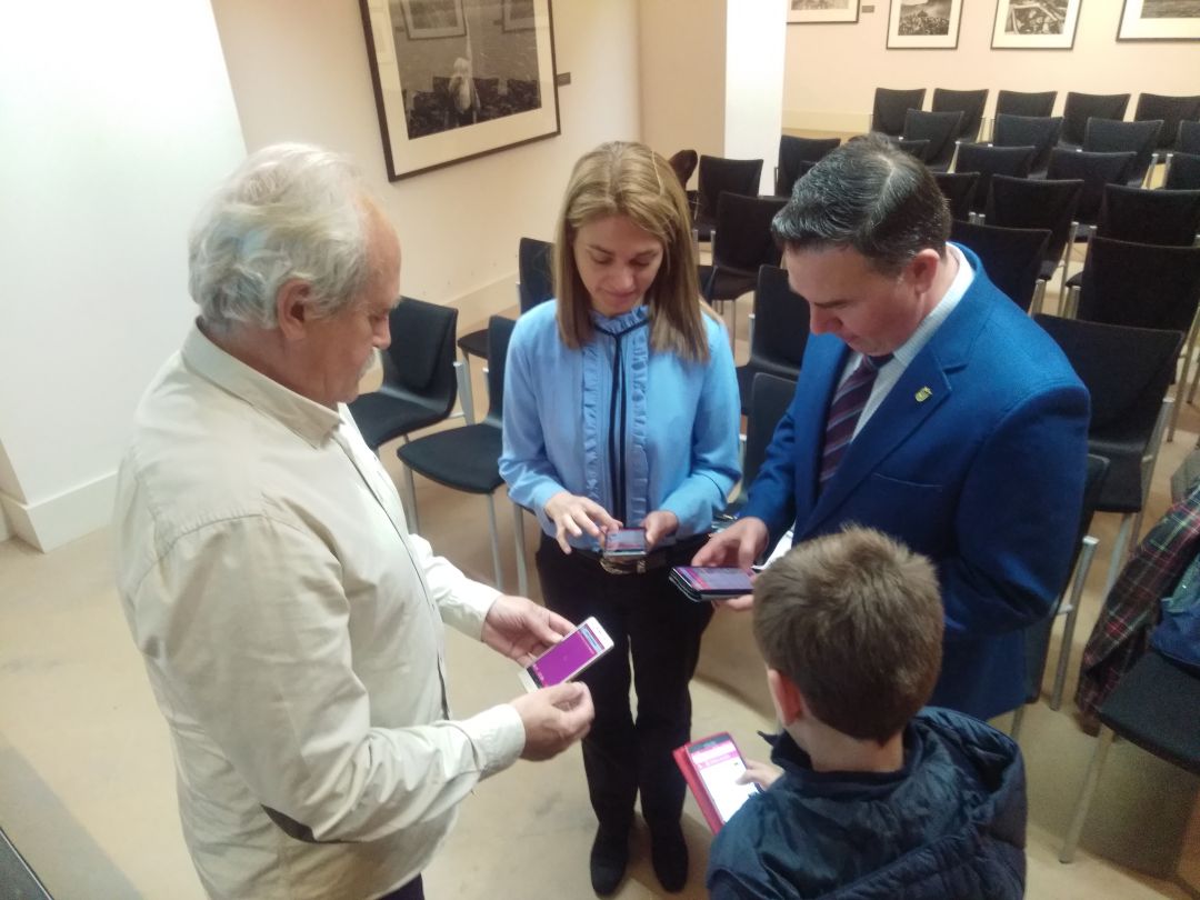 Alfonso Rincón y Vicky Blanco, de la empresa Lidera de Cintruénigo y Manuel Motilva, coordinador de cultura en Castel Ruiz Alfonso Rincón y Vicky Blanco, de la empresa Lidera de Cintruénigo y Manuel Motilva, coordinador de cultura en Castel Ruiz
