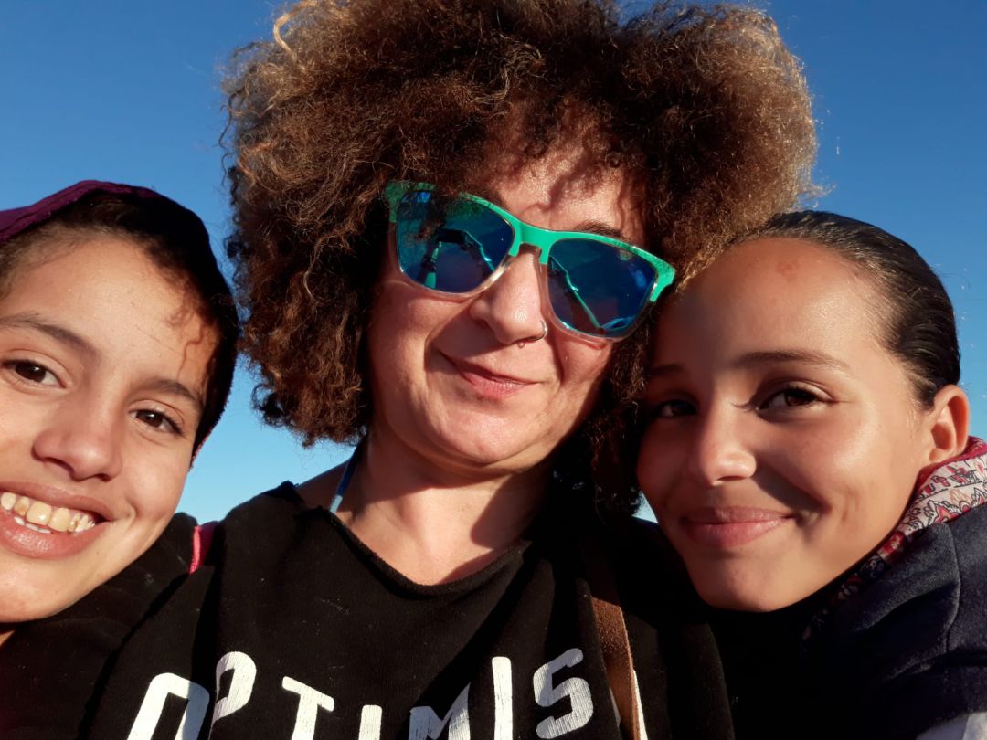 Irune Lujambio y sus niñas de acogida saharauis Irune Lujambio y sus niñas de acogida saharauis