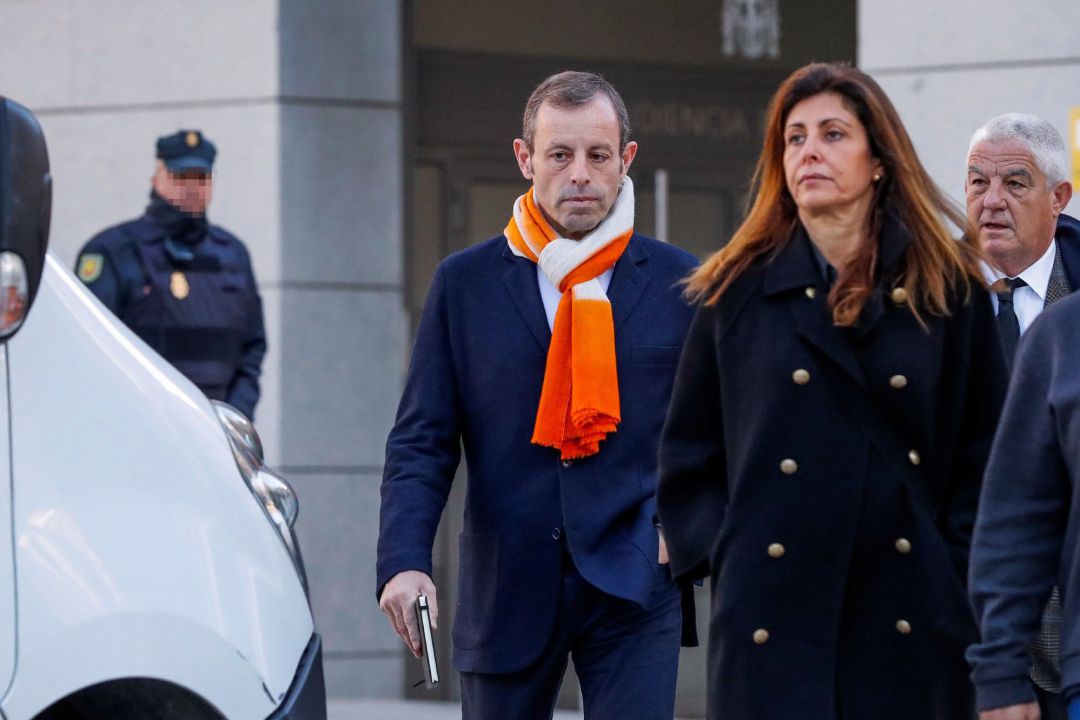 Sandro Rosell, a su llegada a la Audiencia Nacional en Madrid, junto a su esposa Marta Pineda, en una fotografía de archivo Sandro Rosell, a su llegada a la Audiencia Nacional en Madrid, junto a su esposa Marta Pineda, en una fotografía de archivo