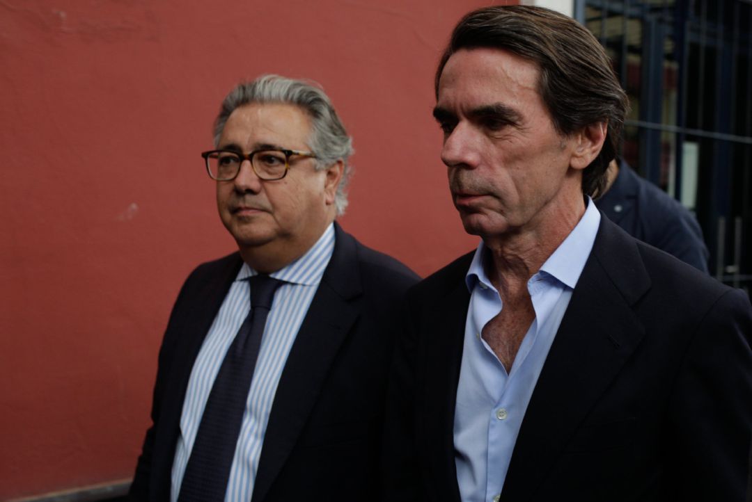 Zoido, junto al expresidente Aznar, viendo la procesión del Baratillo en Sevilla, la semana pasada. Zoido, junto al expresidente Aznar, viendo la procesión del Baratillo en Sevilla, la semana pasada.