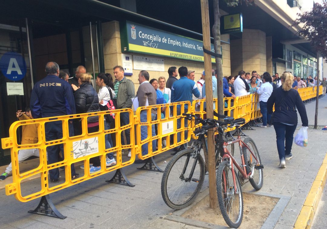 El paro baja en 500 personas en el último trimestre y el 12.300 en un año