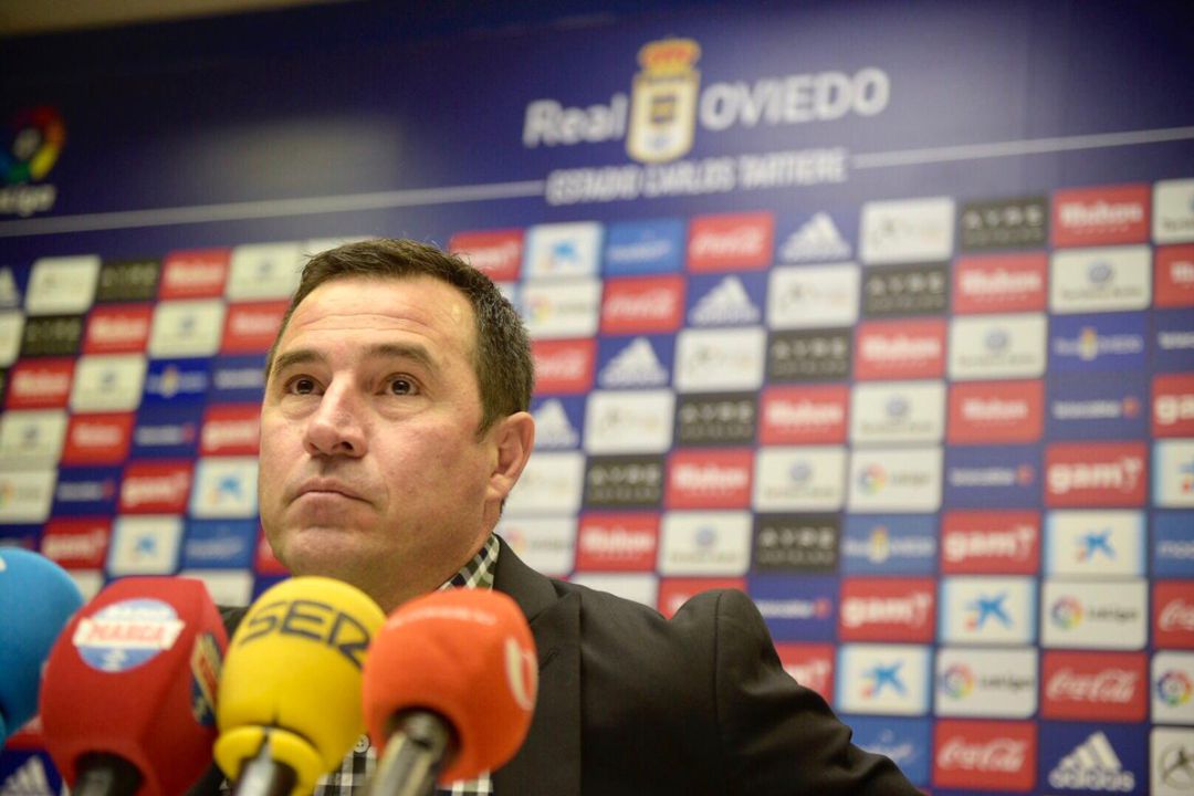 Del Olmo en la sala de prensa del Carlos Tartiere Del Olmo en la sala de prensa del Carlos Tartiere