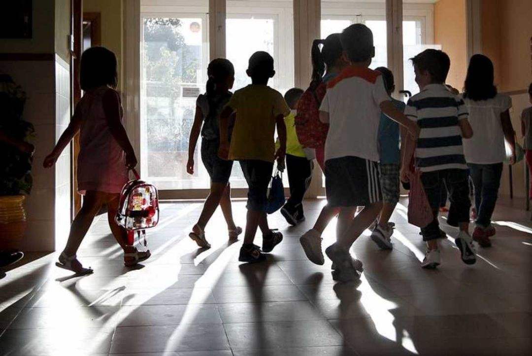 Un grupo de niños saliendo del colegio Un grupo de niños saliendo del colegio