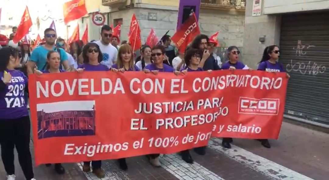 Manifestación en Novelda de profesores, padres y alumnos del Conservatorio Manifestación en Novelda de profesores, padres y alumnos del Conservatorio