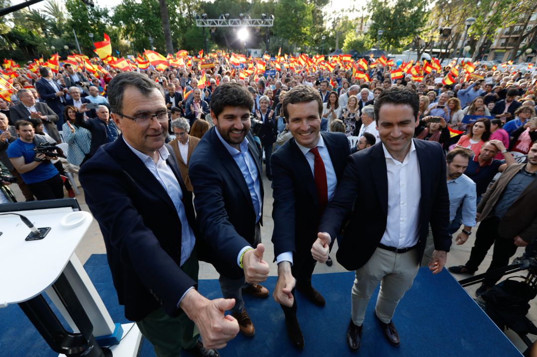 Pablo Casado, Teodoro García Egea, Fernando López Miras y José Ballesta en la clausura un mitin de partido en Murcia en la clausura un mitin del PP en Murcia
Edu Botella - Europa Press
Pablo Casado, Teodoro García Egea, Fernando López Miras y José Ballesta en la clausura un mitin de partido en Murcia en la clausura un mitin del PP en Murcia
Edu Botella - Europa Press