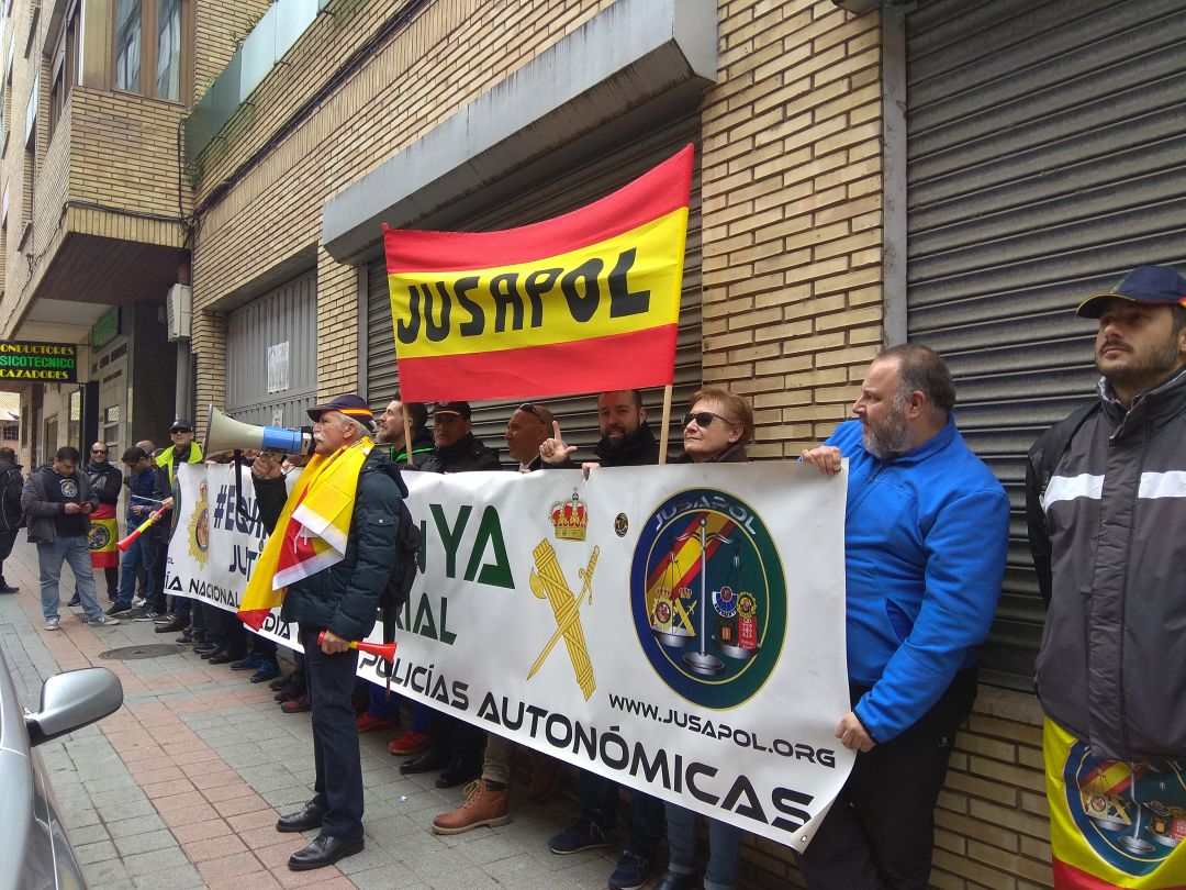 Miembros de Jusapol ante la sede del PSOE Miembros de Jusapol ante la sede del PSOE