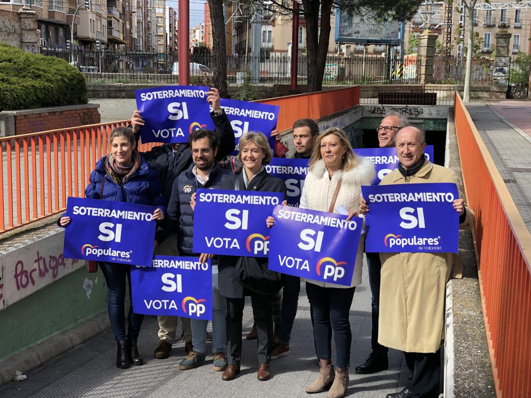 Pilar del Olmo, Isabel García Tejerina, Miguel Ángel Cortés, Martínez Bermejo y otros candidatos del PP en el paso peatonal de Labradores Pilar del Olmo, Isabel García Tejerina, Miguel Ángel Cortés, Martínez Bermejo y otros candidatos del PP en el paso peatonal de Labradores