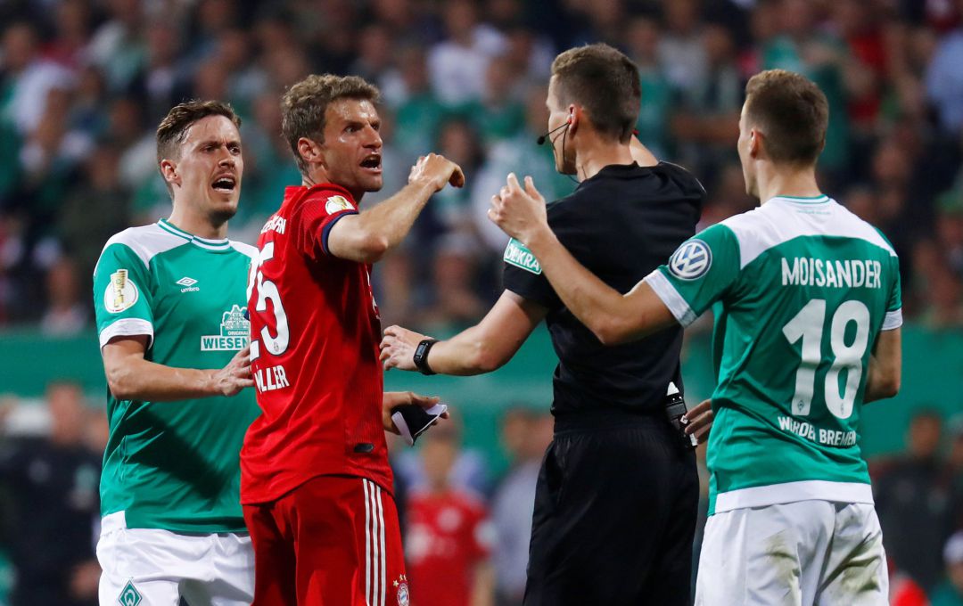 Momento del penalti durante la semifinal entre el Bayern y el Bremen. Momento del penalti durante la semifinal entre el Bayern y el Bremen.