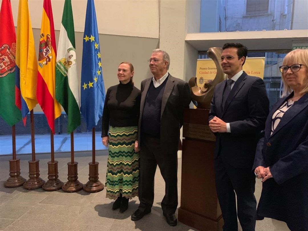 Darío Jaramillo, el segundo por la izquierda, junto a Laura García Lorca Darío Jaramillo, el segundo por la izquierda, junto a Laura García Lorca