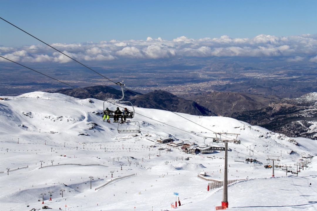 Panorámica de Sierra Nevada con la zona de Borreguiles al fondo Panorámica de Sierra Nevada con la zona de Borreguiles al fondo