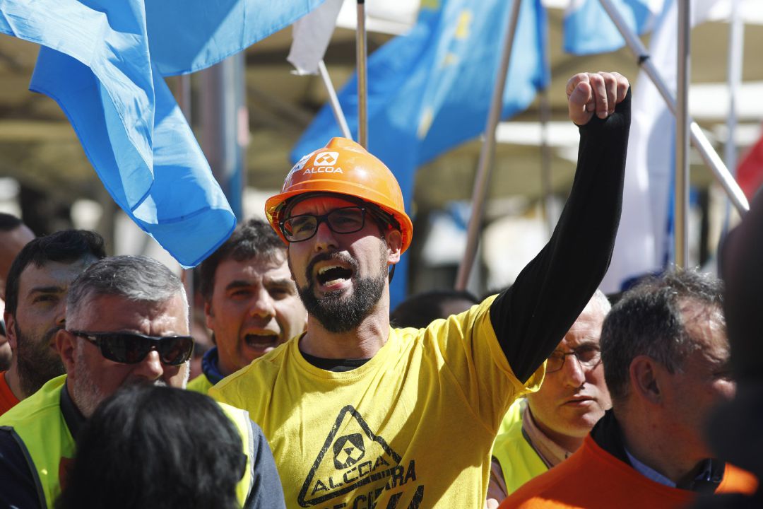 Uno de los trabajadores durante la protesta Uno de los trabajadores durante la protesta
