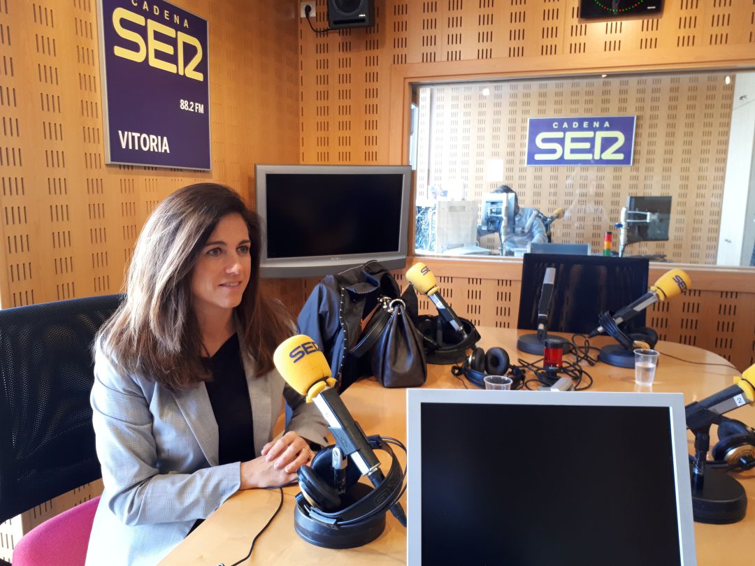 Begoña Llarena. Directora del aeropuerto de Vitoria-Gasteiz Begoña Llarena. Directora del aeropuerto de Vitoria-Gasteiz