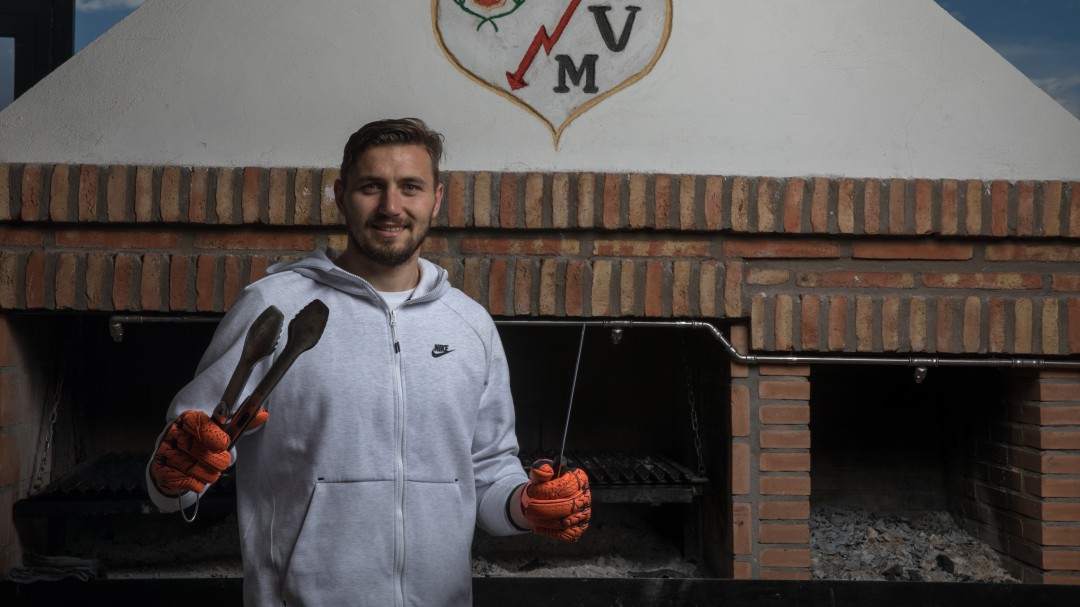 Contra el racismo y la violencia, rayismo. El orgullo de Vallecas que emociona a todos