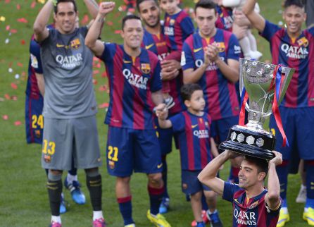 Xavi levanta LaLiga en su despedida (2014-2015) Xavi levanta LaLiga en su despedida (2014-2015)