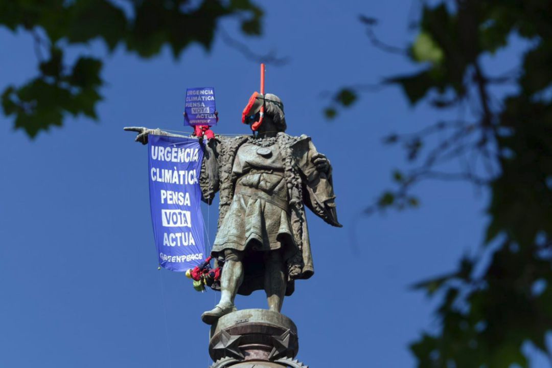 Dos activistas de la organización ecologista Greenpeace han colocado este sábado unas gafas de buzo a la estatua de Colón, ubicada al final de la Rambla de Barcelona, para alertar de que el cambio climático en la Tierra Dos activistas de la organización ecologista Greenpeace han colocado este sábado unas gafas de buzo a la estatua de Colón, ubicada al final de la Rambla de Barcelona, para alertar de que el cambio climático en la Tierra