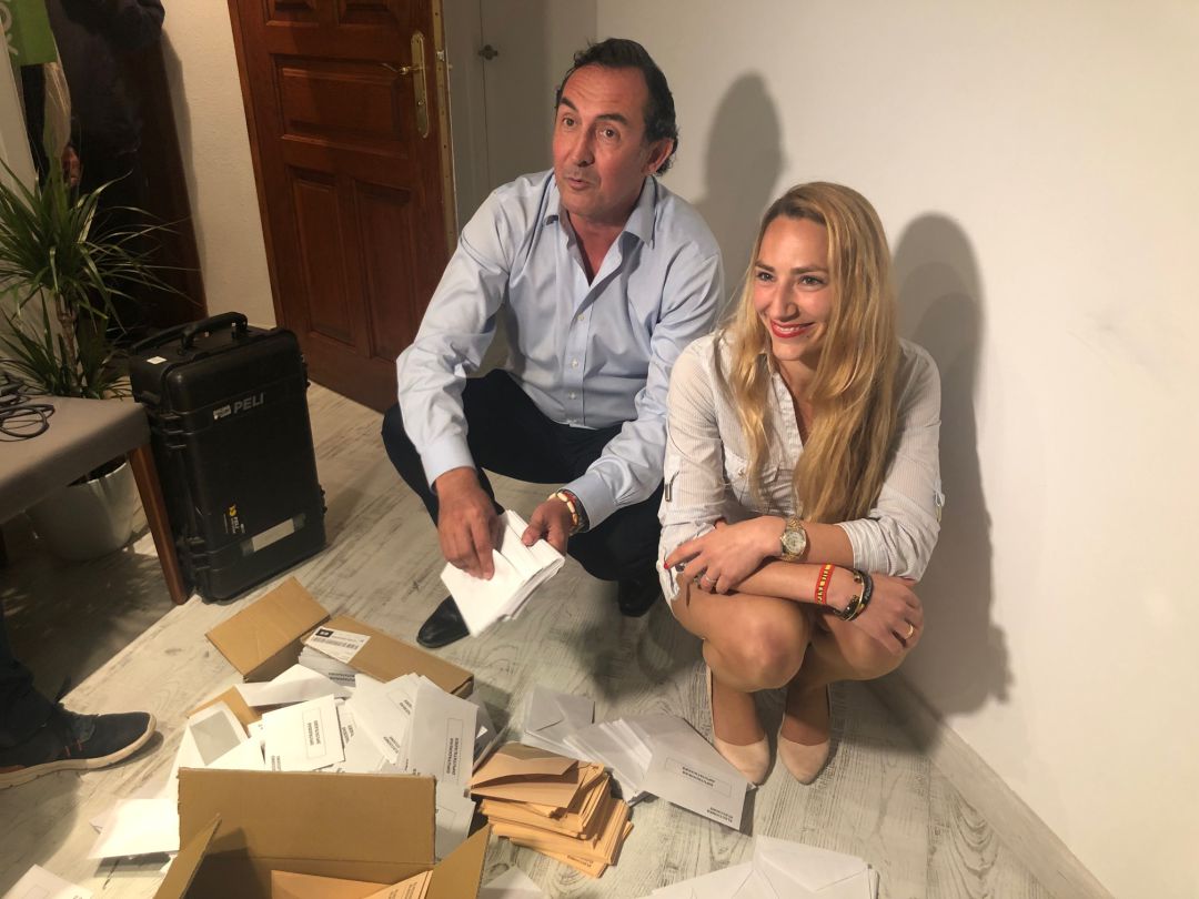 Los candidatos de Vox han posado con las papeletas en su sede durante la noche electoral Los candidatos de Vox han posado con las papeletas en su sede durante la noche electoral