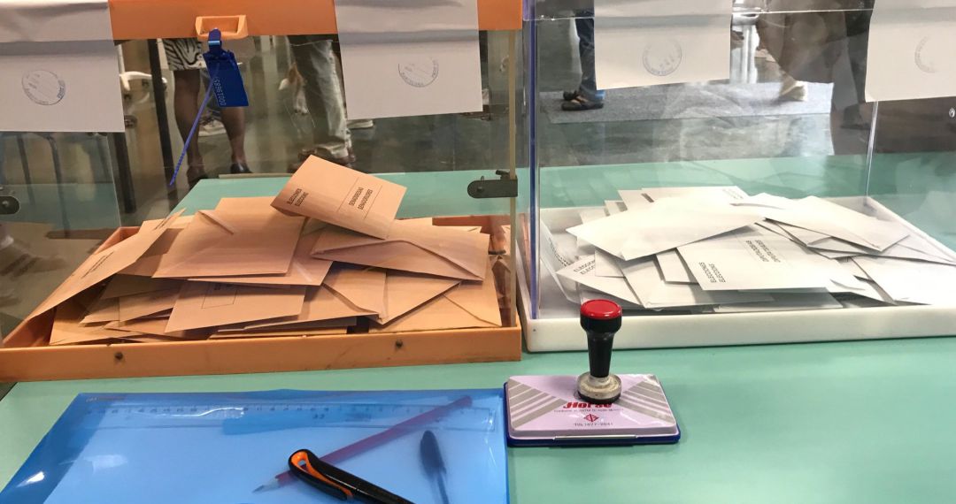 Dos urnas en un colegio electoral. Dos urnas en un colegio electoral.