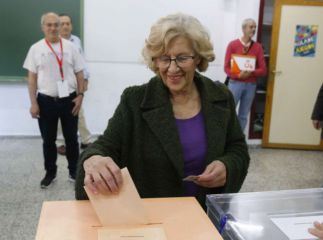 La alcaldesa de Madrid, Manuela Carmena, deposita su voto en las elecciones generales La alcaldesa de Madrid, Manuela Carmena, deposita su voto en las elecciones generales