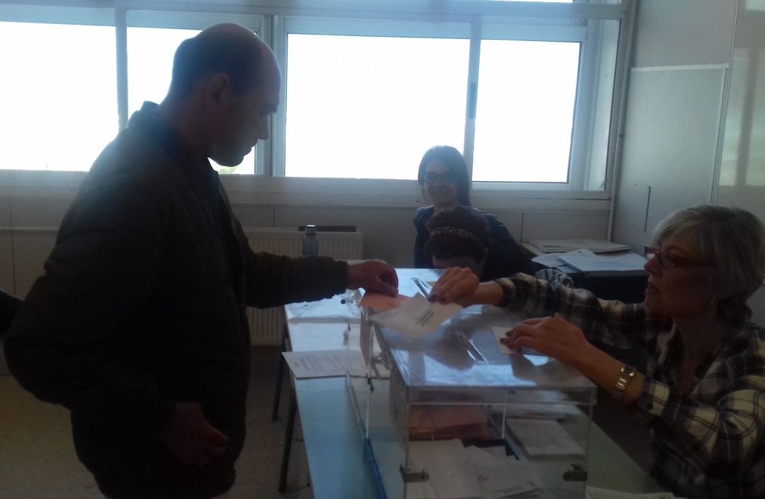 Xabier Madariaga en el momento en el que vota por primera vez Xabier Madariaga en el momento en el que vota por primera vez