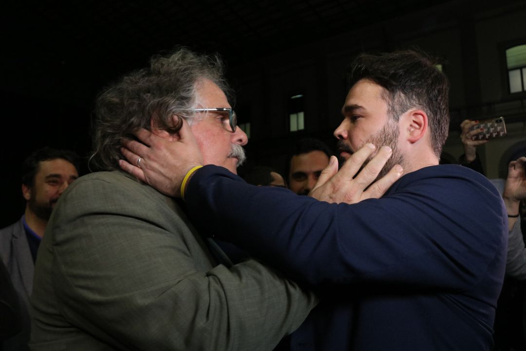 Imatge de l'abraçada entre Joan Tardà i Gabriel Rufián, durant la nite electoral del 28 d'abril de 2019 Imatge de l'abraçada entre Joan Tardà i Gabriel Rufián, durant la nite electoral del 28 d'abril de 2019