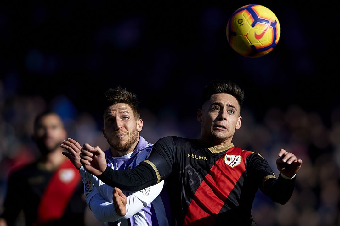 Keko, del Real Valladolid, y Alex Moreno, del Rayo Vallecano luchan por un balón en el encuentro de ida Keko, del Real Valladolid, y Alex Moreno, del Rayo Vallecano luchan por un balón en el encuentro de ida