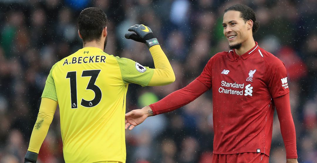 Alisson y Van Dijk se saludan tras un partido Alisson y Van Dijk se saludan tras un partido