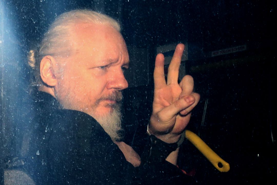 Julian Assange saluda a la prensa desde un vehículo policial durante su llegada a la corte de Westminster en 11 de April de 2019 Julian Assange saluda a la prensa desde un vehículo policial durante su llegada a la corte de Westminster en 11 de April de 2019