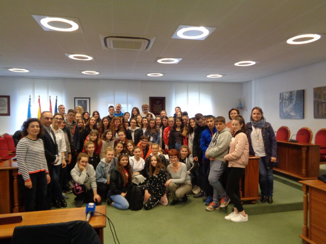 Estudiantes y profesoras posan en el salón de plenos con algunos representantes municipales Estudiantes y profesoras posan en el salón de plenos con algunos representantes municipales