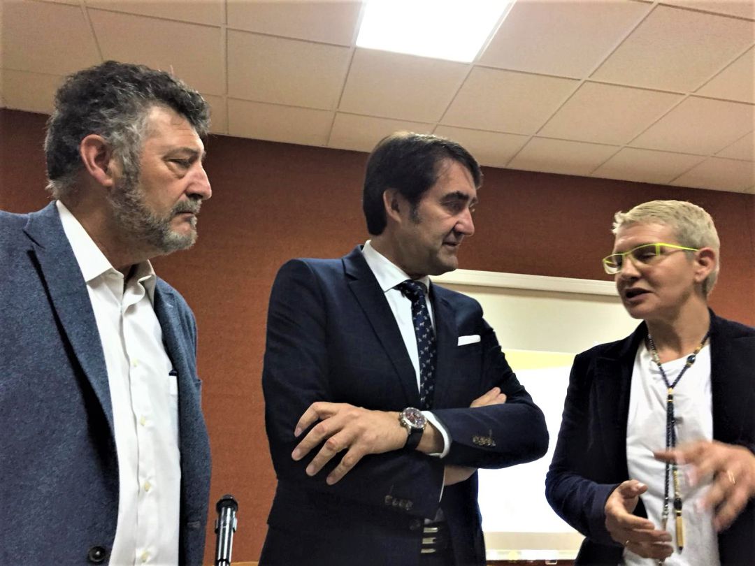 El consejero Suárez Quiñones junto al alcalde de Páramo y la presidenta de Vitartis El consejero Suárez Quiñones junto al alcalde de Páramo y la presidenta de Vitartis