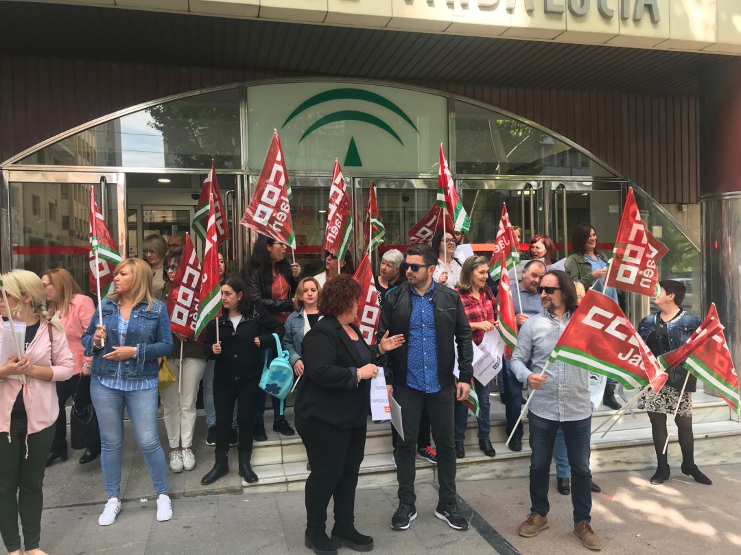Trabajadoras del servicio de limpieza de la Junta se manifiestan junto con responsables de CCOO. Trabajadoras del servicio de limpieza de la Junta se manifiestan junto con responsables de CCOO.