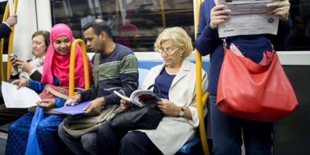 6 de cada 10 madrileños aprueban la gestión de Carmena, según una encuesta municipal 6 de cada 10 madrileños aprueban la gestión de Carmena, según una encuesta municipal
