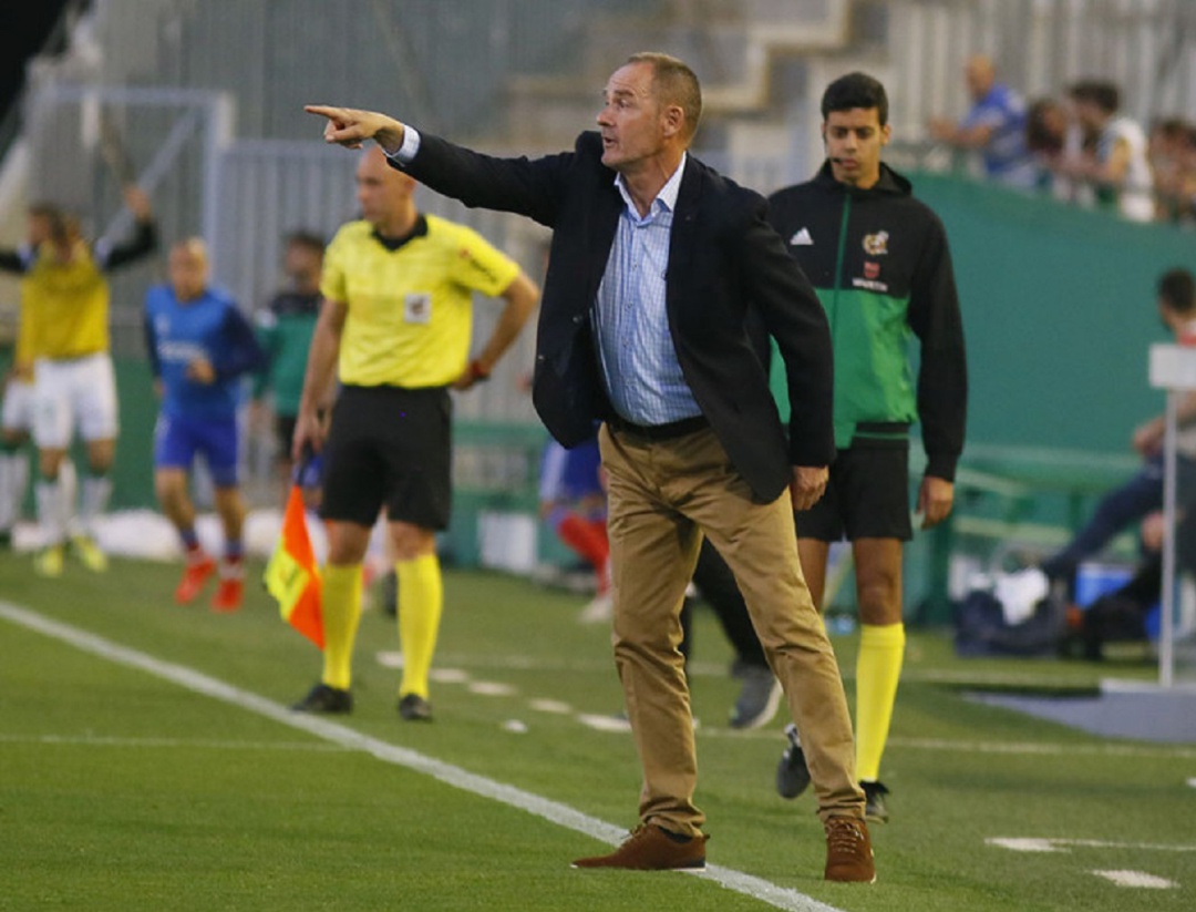 Víctor Fernández, en una imagen del partido en Córdoba, señala el camino Víctor Fernández, en una imagen del partido en Córdoba, señala el camino