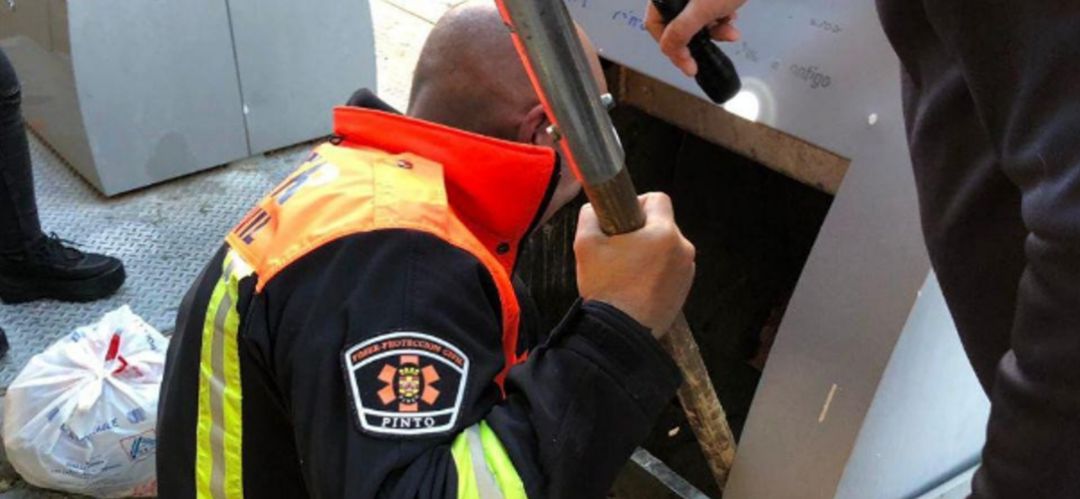 Un operario de Protección Civil buscandoi en el cubo Un operario de Protección Civil buscandoi en el cubo