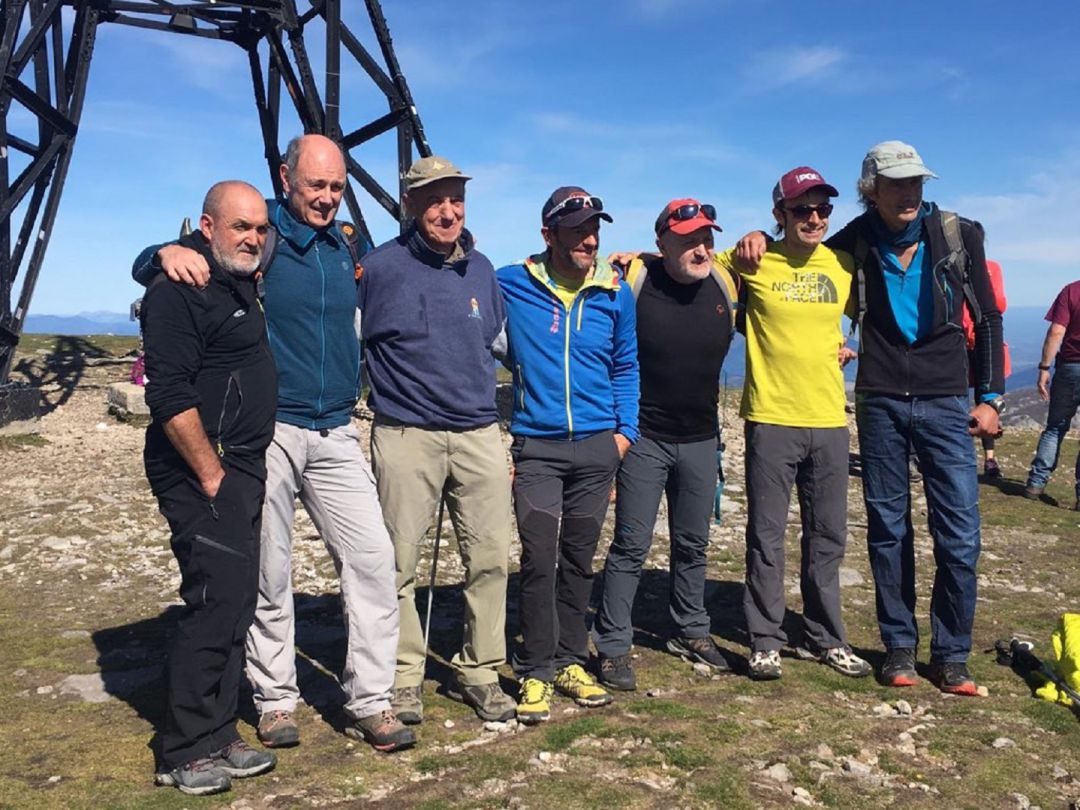 Los alpinistas en la cumbre del Gorbea. Los alpinistas en la cumbre del Gorbea.