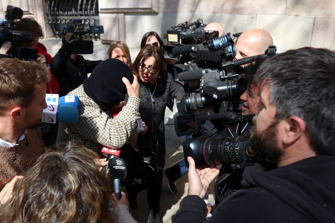 Joaquín Beníez, con pasamontañas, rodeado de periodistas a su llegada a la Audiencia de Barcelona, en la primera jornada del juicio Joaquín Beníez, con pasamontañas, rodeado de periodistas a su llegada a la Audiencia de Barcelona, en la primera jornada del juicio