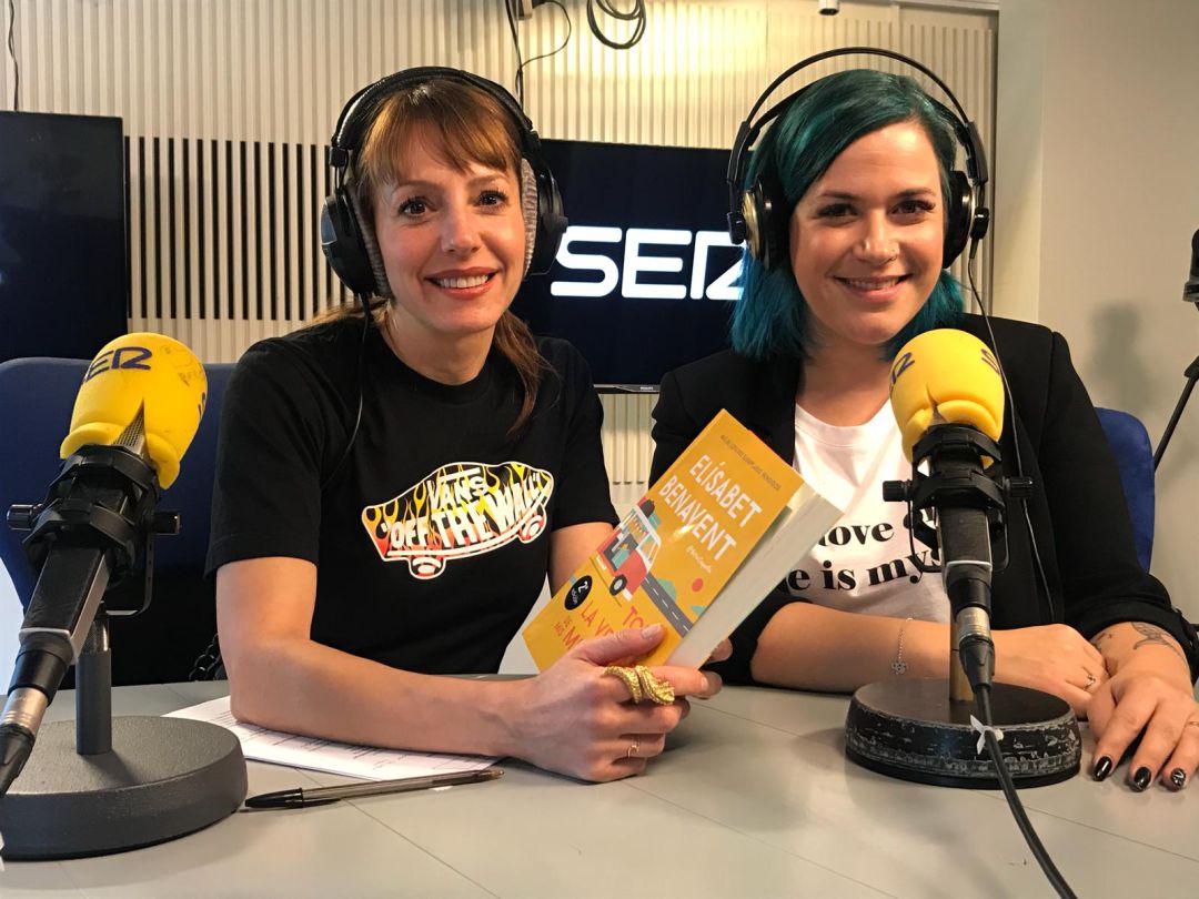 Macarena Berlín y Elísabet Benavent en los estudios de Cadena SER. Macarena Berlín y Elísabet Benavent en los estudios de Cadena SER.