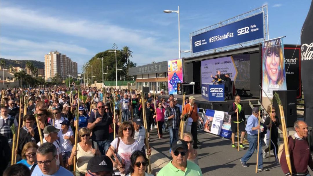 Los miles de romeros que han participado en la peregrina han pasado por delante del set de Radio Alicante, situado en la avenida Denia. Los miles de romeros que han participado en la peregrina han pasado por delante del set de Radio Alicante, situado en la avenida Denia.