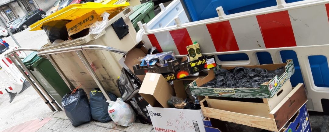 Contenedores de basura llenos en A Coruña Contenedores de basura llenos en A Coruña