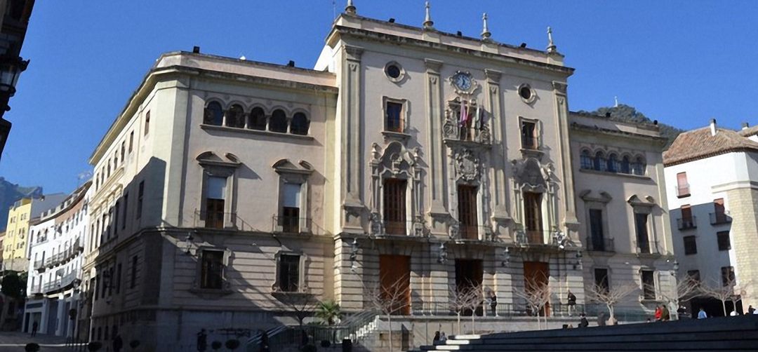 Fachada principal del Ayuntamiento de Jaén. Fachada principal del Ayuntamiento de Jaén.