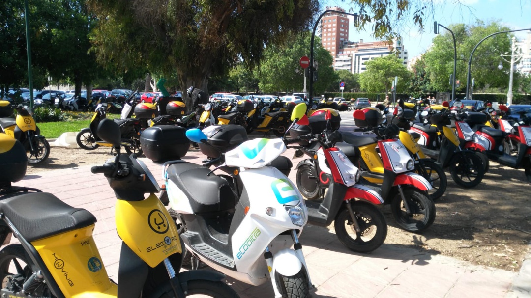 Los vecinos rechazan el uso ilegal de la Alameda como aparcamiento para motos de alquiler